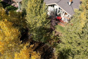 Creek Front Duplex Close to Lifts with Hot Tub